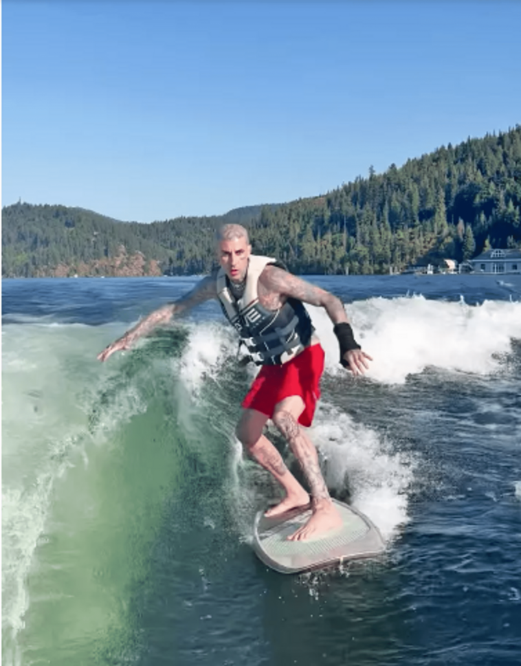 En un video subido a Instagram, el baterista de Blink-182, Travis Barker, parecía estar haciendo Wake Surf naturalmente