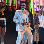 FUENTE LATINO: MTV VMA 'Artista del año' Bad Bunny ofrece presentación de 'Titi Me Pregunto' desde el Yankee Stadium
