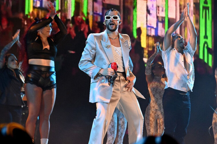 FUENTE LATINO: MTV VMA 'Artista del año' Bad Bunny ofrece presentación de 'Titi Me Pregunto' desde el Yankee Stadium