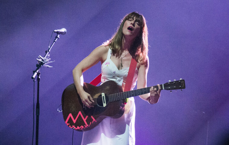 Feist abre para Arcade Fire en Dublín, dona las ganancias del merchandising a Women's Aid