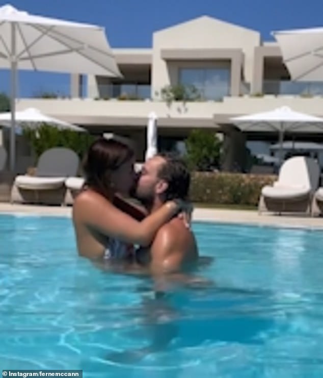 Tan enamorada: Ferne McCann no podía tener suficiente de su prometida Lorri Haines el miércoles mientras empacaban el PDA mientras disfrutaban de un chapuzón en la piscina durante su escapada bañada por el sol a Grecia.