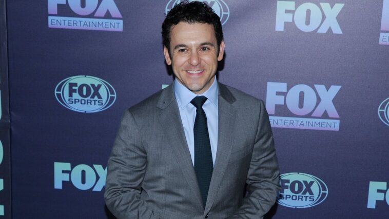 Fred Savage enfrenta acusaciones de acoso sexual y agresión de colegas de Wonder Years Reboot, incluido uno que lo acusó de forzarla en el baño de un bar