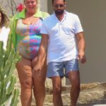 Sentido único del estilo: Gemma Collins mostró sus curvas en un traje de baño de Versace el domingo mientras se iba de vacaciones a Mykonos con su novio Rami Hawash.