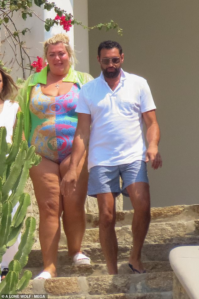 Sentido único del estilo: Gemma Collins mostró sus curvas en un traje de baño de Versace el domingo mientras se iba de vacaciones a Mykonos con su novio Rami Hawash.