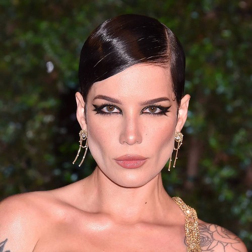 Halsey luchó contra la intoxicación alimentaria durante el concierto del festival del Reino Unido