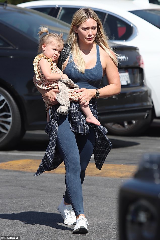 En la ciudad: se vio a Hilary Duff pasando tiempo a solas con su hija Mae en Studio City el sábado por la tarde