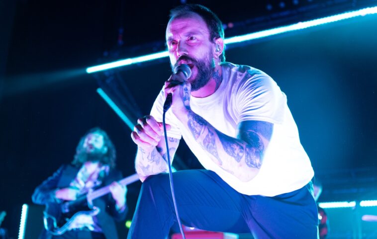 Idles "visualiza el infierno de la monotonía" en el extraño video 'Síndrome de Estocolmo'