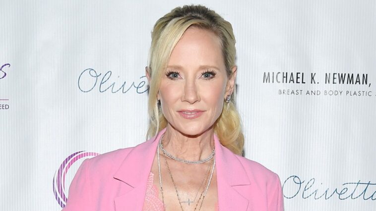 Informes: Anne Heche permanece en coma tras accidente automovilístico