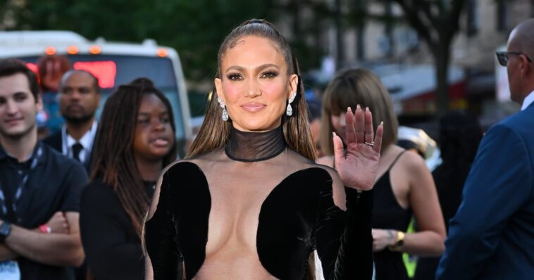 J Lo se presenta con un body transparente y desnudo cubierto de cristales