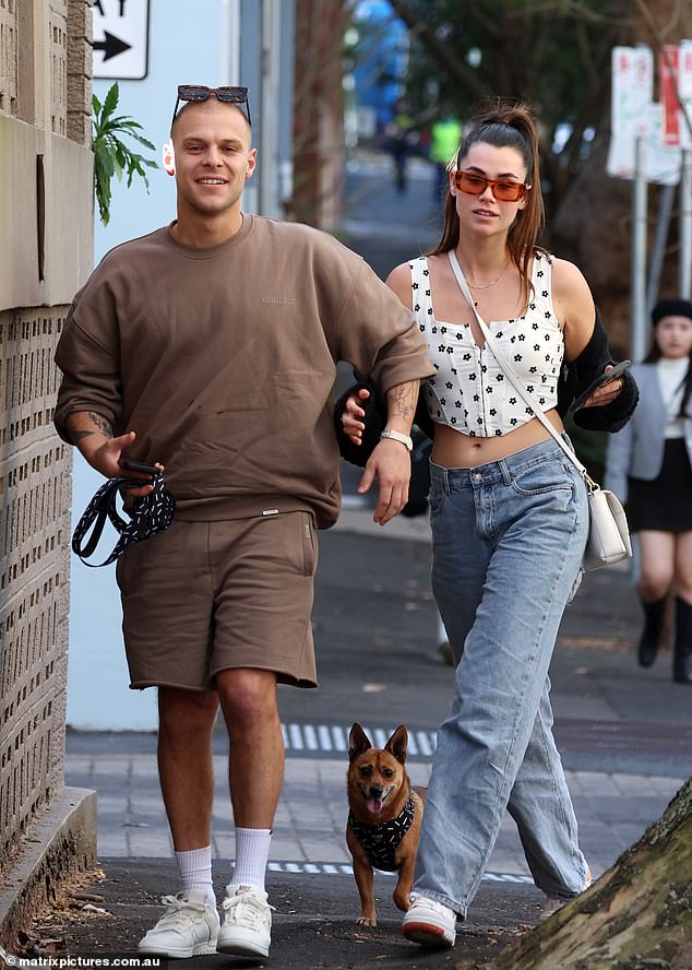 ¡Lo llaman amor de cachorros!  Jack Millar de Married At First Sight y su nueva novia, la estrella de Love Island, Courtney Stubbs, se veían enamorados de camino al veterinario en Sydney el viernes.