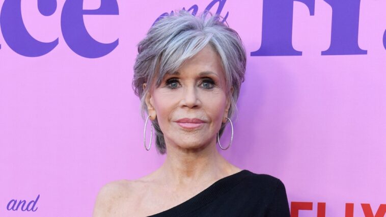 Jane Fonda alienta a los jóvenes a abrazar el envejecimiento, dice que se arrepiente del estiramiento facial: "No quiero parecer distorsionada"