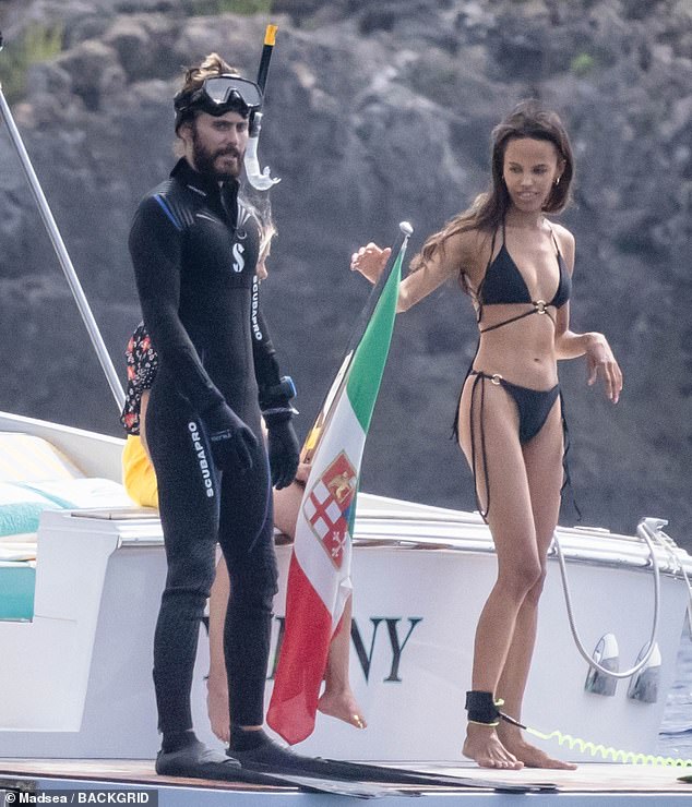 Amor de verano: Jared Leto continuó con sus vacaciones europeas e hizo algo de esnórquel en la zona de Monte Argentario en la Toscana con la estilista finlandesa Suzanna Gembege.