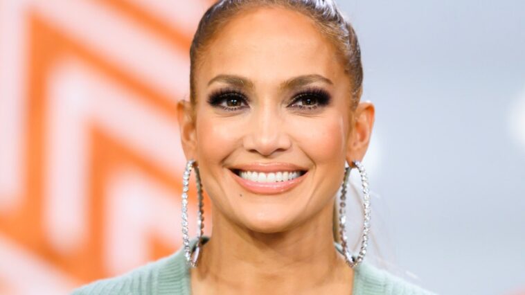Jennifer Lopez Affleck probó el arcoíris con un chándal tie-dye