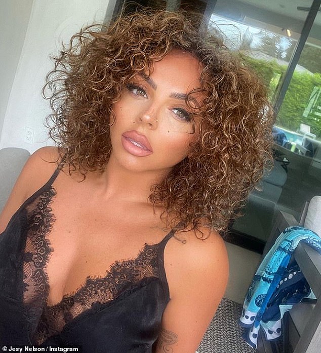 Impresionante: Jesy Nelson ha revelado su cabello natural después de deshacerse de las extensiones de cabello y las pelucas.