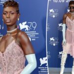 Jodie Turner-Smith deslumbra con un vestido transparente en el Festival de Cine de Venecia 2022