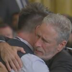 Jon Stewart asiste a la firma del proyecto de ley de veteranos por parte del presidente Biden y recibe reconocimiento