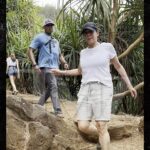 Kamala Harris hace una caminata mientras está de vacaciones en Hawái