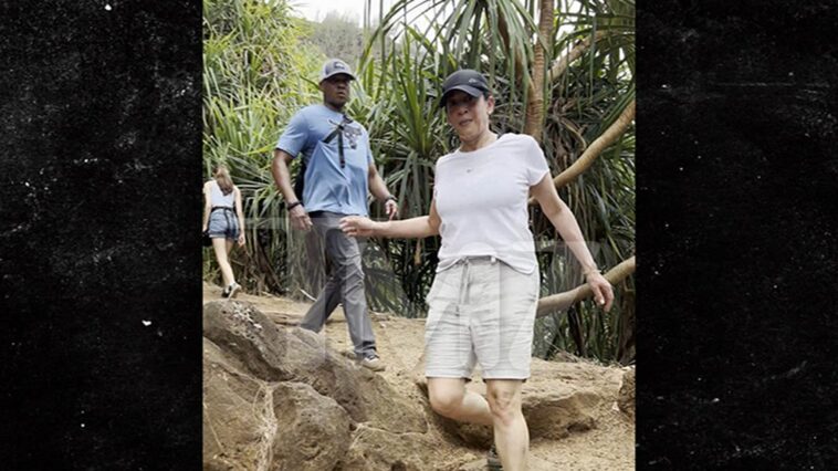 Kamala Harris hace una caminata mientras está de vacaciones en Hawái