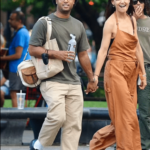 Katie Holmes sale con Beau Bobby Wooten III en un hermoso mono holgado