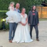 en la matriz?  : Keanu Reeves irrumpió en la boda de una pareja británica llamada Nikki y James Roadnight el lunes en el hotel Fawsley Hall en Northamptonshire después de que el novio lo vio en el bar del hotel y le pidió que se uniera a ellos.