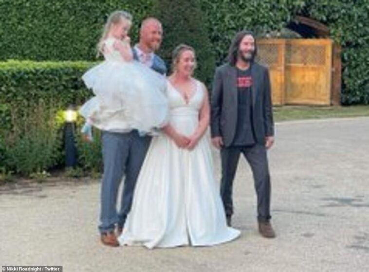 en la matriz?  : Keanu Reeves irrumpió en la boda de una pareja británica llamada Nikki y James Roadnight el lunes en el hotel Fawsley Hall en Northamptonshire después de que el novio lo vio en el bar del hotel y le pidió que se uniera a ellos.