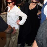 Familia: la embarazada Kelly Osbourne, de 37 años, salió con un vestido negro escotado con su glamorosa mamá Sharon, de 69 años, y su papá rockero Ozzy, de 73, cuando salían de un hotel de Londres el domingo.