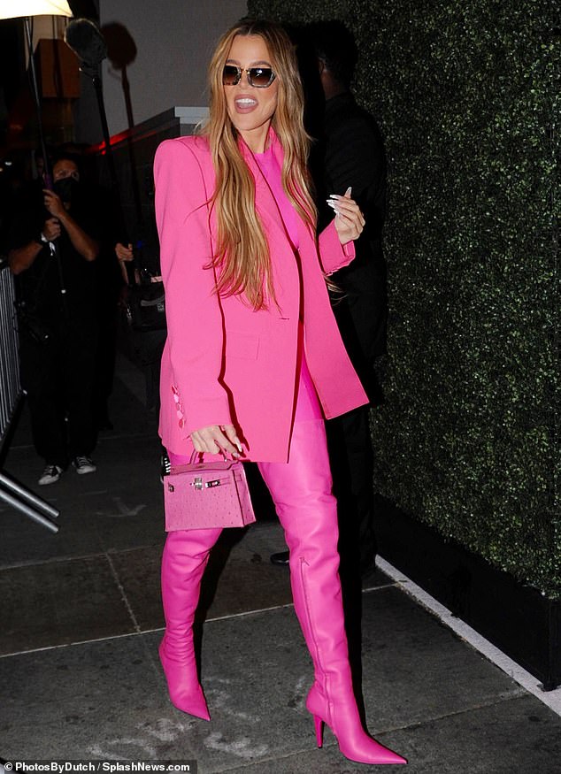 ¡Vamos Barbie, vamos de fiesta!  Khloe Kardashian lució rosa de pies a cabeza mientras celebraba el lanzamiento de su media hermana Kylie Jenner en Ulta Beauty en Los Ángeles el miércoles.