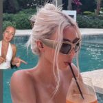 'Aquí está la versión corregida': un usuario de TikTok ha demostrado cómo Kim Kardashian supuestamente retocó su cuerpo con Photoshop para un cuello más delgado en una foto reciente junto a la piscina