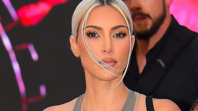 Kim Kardashian aparentemente está retocando sus trapecios ahora