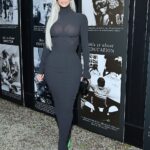 Impresionante: Kim Kardashian hizo una exhibición asombrosa con un vestido negro ceñido a su llegada a la 4ta recaudación de fondos anual de TIAH, que se llevó a cabo en una residencia privada en Los Ángeles el sábado por la noche.