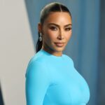 Kim Kardashian sorprende con un vestido con escote en la espalda para la nueva campaña de Balenciaga