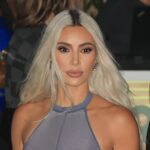 Kim Kardashian usa un catsuit plateado sin espalda para la fiesta de Kendall Jenner