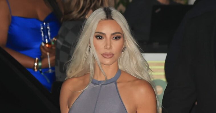 Kim Kardashian usa un catsuit plateado sin espalda para la fiesta de Kendall Jenner