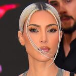 Kim Kardashian usó un bikini nude y botas hasta el muslo para ir al gimnasio