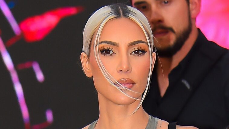 Kim Kardashian usó un bikini nude y botas hasta el muslo para ir al gimnasio