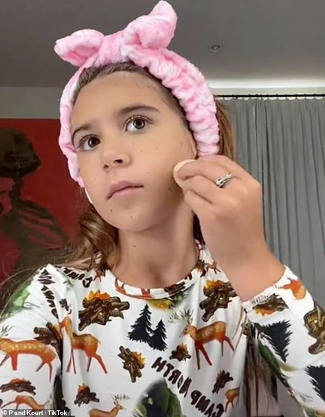 Retroceso: Kourtney Kardashian se enfrentó a críticas en línea después de que su hija Penélope, de 10 años, protagonizó un tutorial de maquillaje en su TikTok compartido