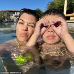 Vibraciones del domingo: Kourtney Kardashian, de 43 años, y su hijo menor, Reign Disick, de 7, fueron fotografiados disfrutando de la piscina juntos en fotos compartidas el domingo.