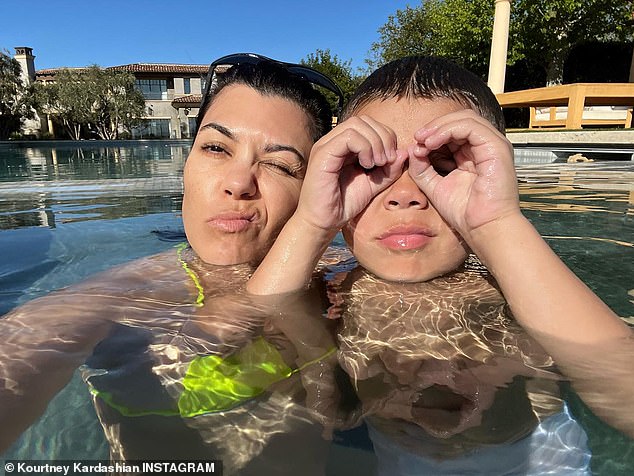 Vibraciones del domingo: Kourtney Kardashian, de 43 años, y su hijo menor, Reign Disick, de 7, fueron fotografiados disfrutando de la piscina juntos en fotos compartidas el domingo.