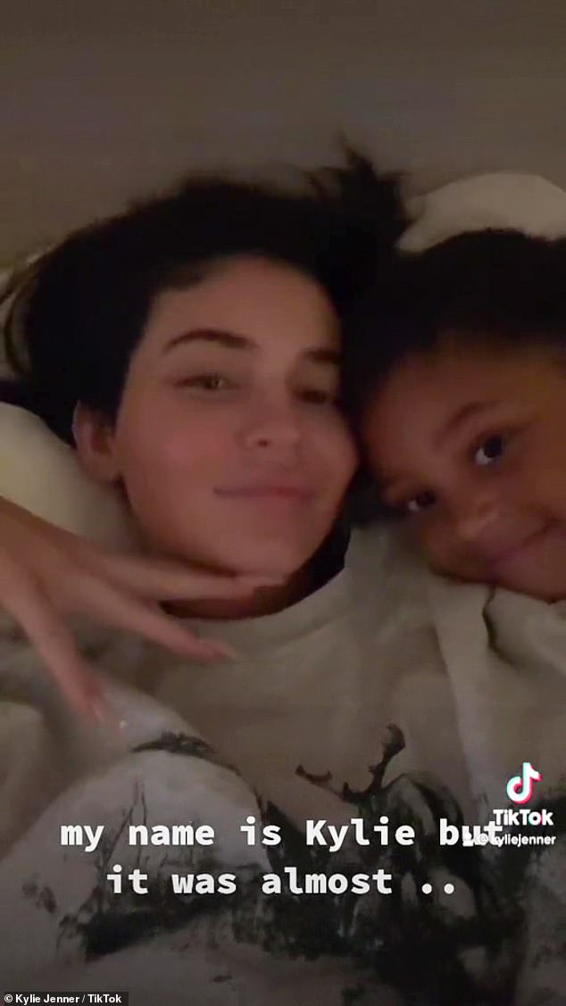 Sorprendente: Kylie Jenner reveló que casi se llama Kennedy mientras participaba en una tendencia de TikTok, en la que los usuarios revelan cómo casi los llaman sus padres