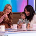 ¡Felicidades!  Michelle Hardwick reveló que está esperando una niña con su esposa Kate Brooks en Loose Women del miércoles junto a su hijo Teddy.