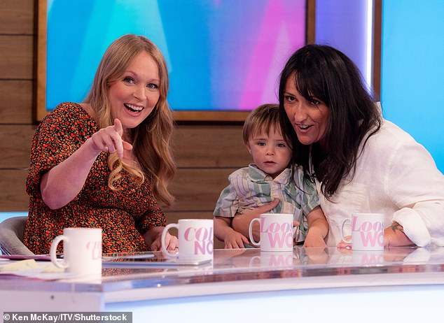 ¡Felicidades!  Michelle Hardwick reveló que está esperando una niña con su esposa Kate Brooks en Loose Women del miércoles junto a su hijo Teddy.