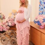 Magnífica: la embarazada Tessa Hilton acunó su floreciente panza con un maxi vestido rosa con volantes durante su baby shower en Malibú el domingo.