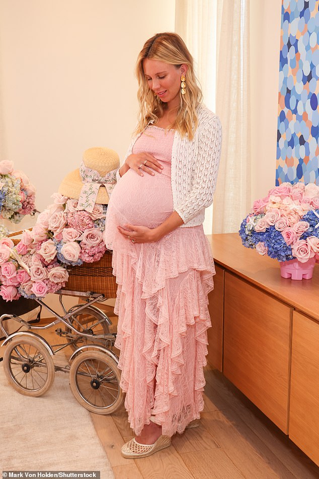 Magnífica: la embarazada Tessa Hilton acunó su floreciente panza con un maxi vestido rosa con volantes durante su baby shower en Malibú el domingo.