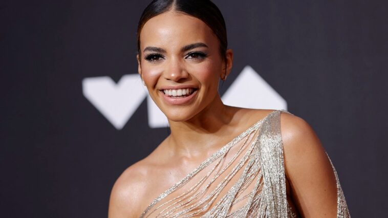 La estrella de 'Batgirl', Leslie Grace, responde después de que la película se archiva, se llama a sí misma "Mi propia maldita heroína"