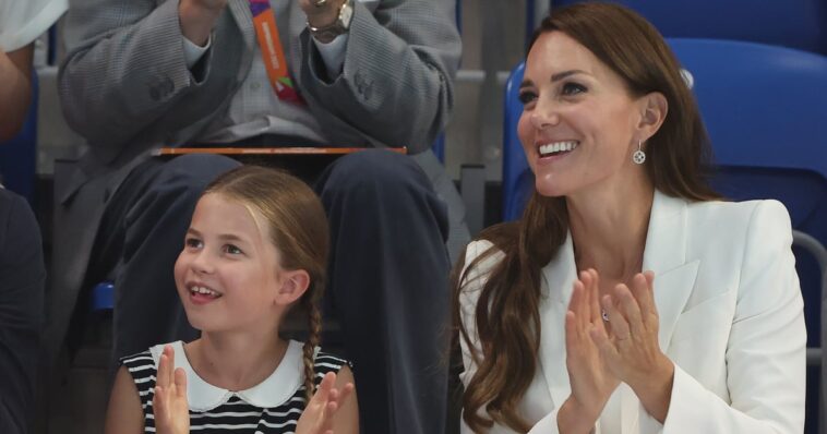 La princesa Charlotte luce rayas bretonas y coletas junto a mamá Kate Middleton