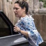 Recién casada: Kelly Brook, de 42 años, mostró su deslumbrante anillo de bodas el domingo cuando ella y su esposo Jeremy Parisi, de 37 años, abandonan el lujoso Hotel Il Cavalier D'Arpino.