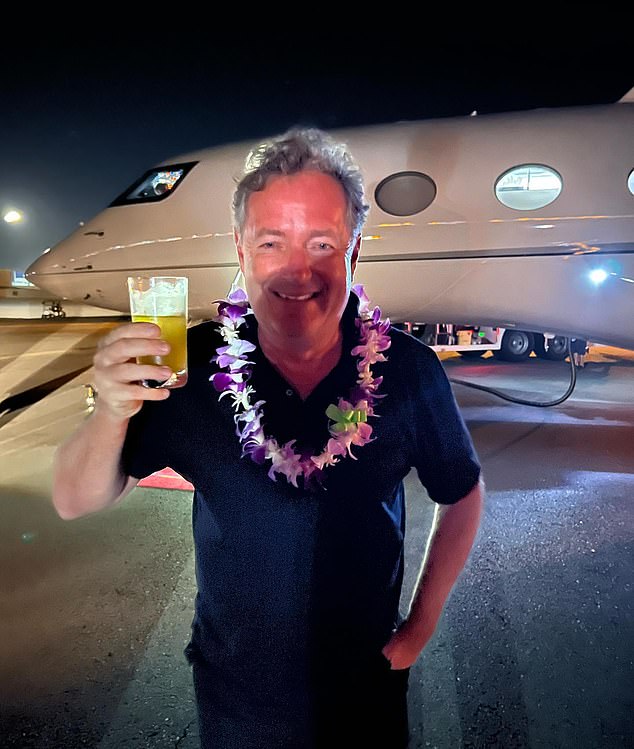 El programa de Piers Morgan está luchando en las calificaciones.  Está fotografiado aquí con un cóctel frente al jet privado de Murdoch.
