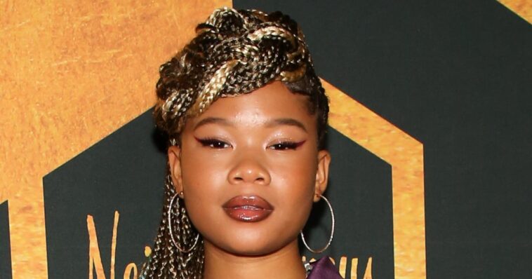 Las trenzas bohemias de Storm Reid son las vibraciones máximas del verano