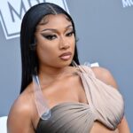 Las uñas con forma de lápiz labial de Megan Thee Stallion son Barbiecore Chic