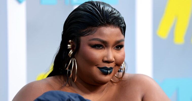 Las uñas cromadas de Lizzo se veían geniales en los MTV VMA